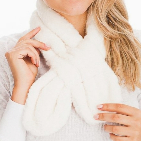LW Boutique Accessories - Fabulous Oblong Faux Fur Cream Collar Scarf OS